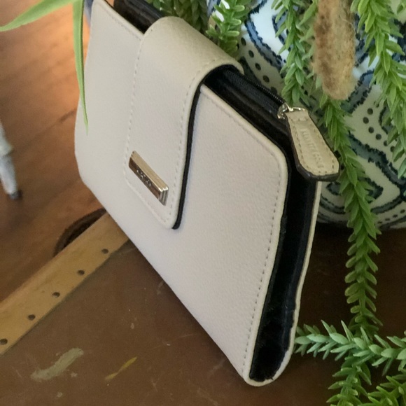 Kenneth Cole Ladies Wallet; neutral sand color perfect for summer! - Picture 2 of 7